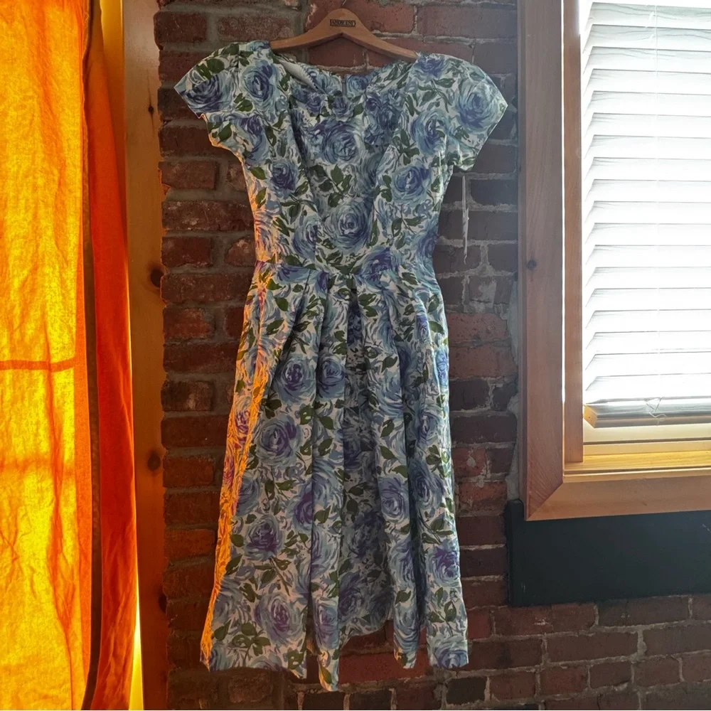 Floral Blue and Green Vintage Dress, 1950s blue roses, small - Picture 3 of 11